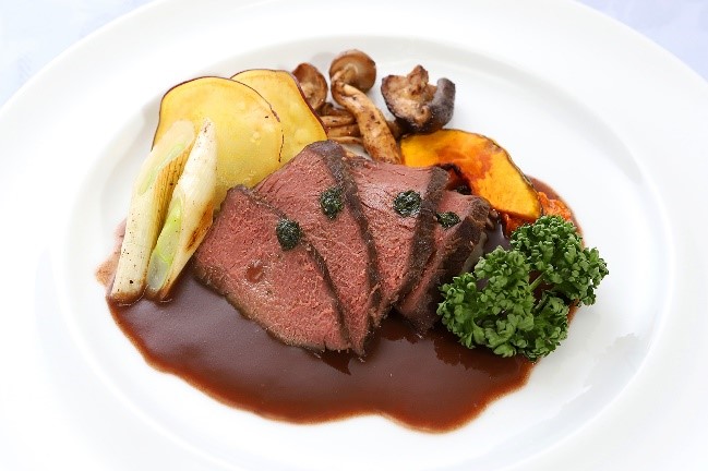 柔らかく仕上げたシカ肉のロースト 色とりどりの野菜添え、芋煮の季節を感じて